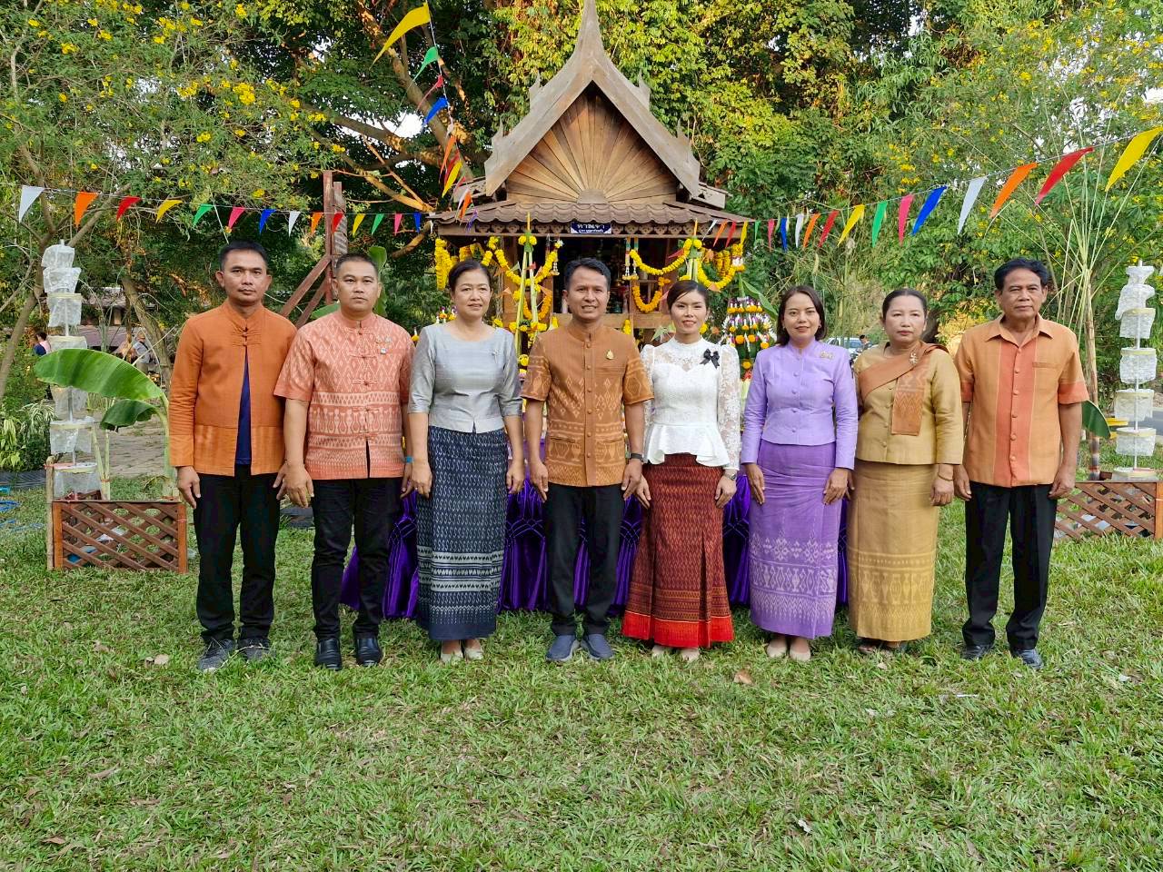 CDD BANKRUAT : GROWTH TEAM Plus+ BANKRUAT - พช.บ้านกรวด ร่วมพิธีบวงสรวง "ประเพณีตีผึ้งร้อยรัง" เสริมสิริมงคลและสืบสานภูมิปัญญาถิ่น