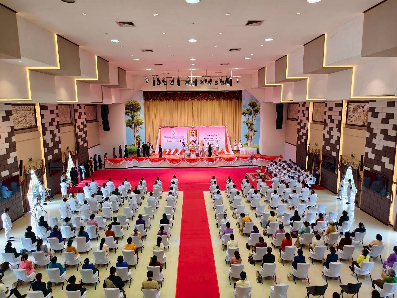 CDD BANKRUAT : GROWTH TEAM Plus+ BANKRUAT - สำนักงานพัฒนาชุมชนอำเภอบ้านกรวด ร่วมพิธีมอบลายผ้าพระราชทาน ประจำปี 2569 “ลายขอ-สมเด็จเจ้าฟ้าฯ” และ “ลายบุปผาบรมราชินีนาถ”